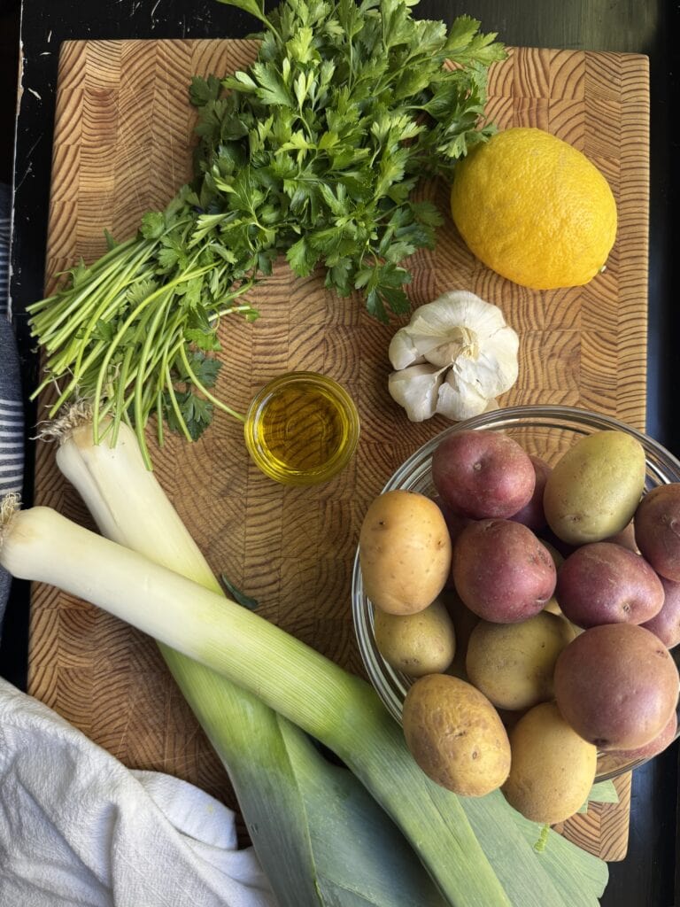Ingredients for Creamy Potato Leek Soup without Cream (potatoes, leeks, garlic, olive oil, lemon, parsley)